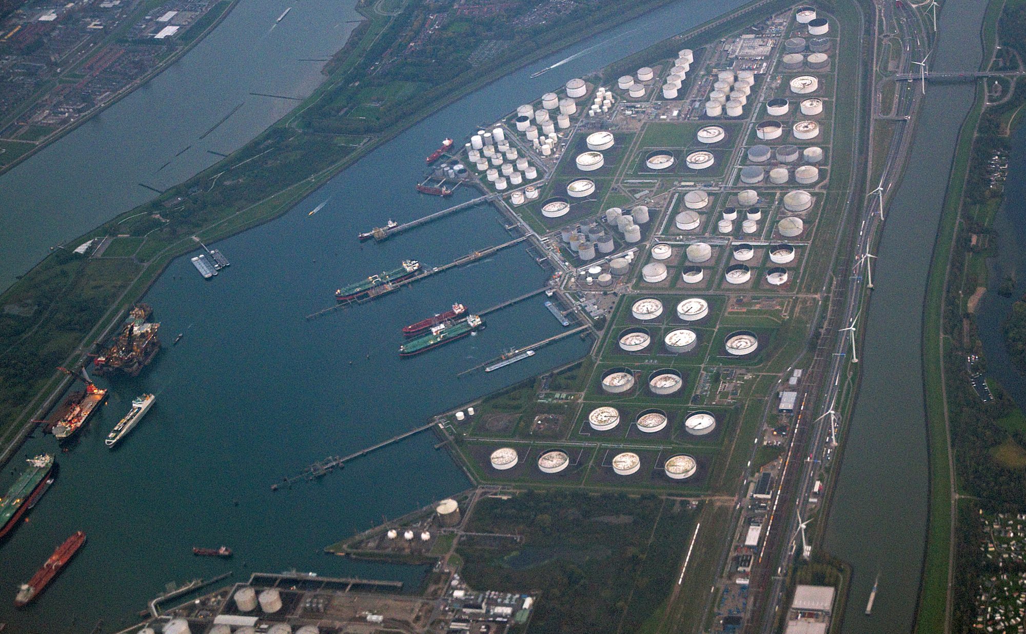 Luchtfoto van de petroleumhaven en tankterminals in Europoort, Rotterdam