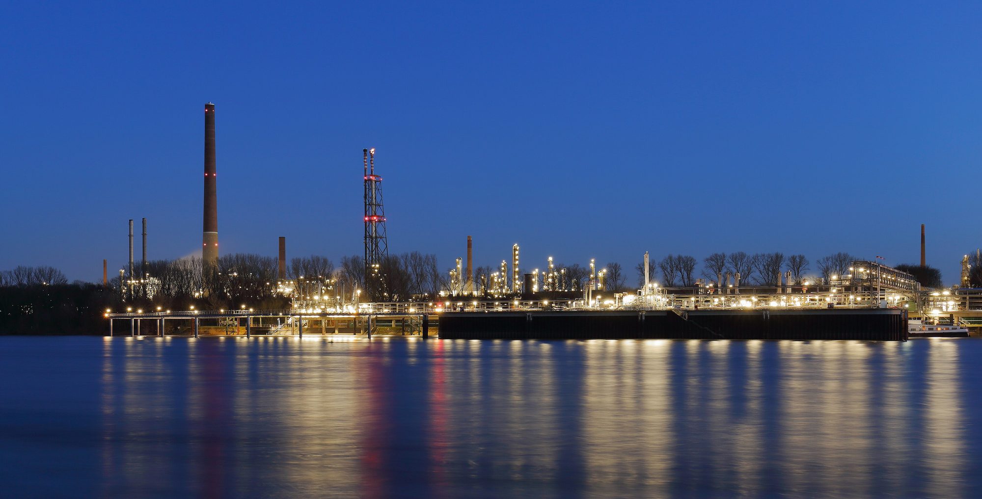 Raffinaderij aan de Rijn in de schemering