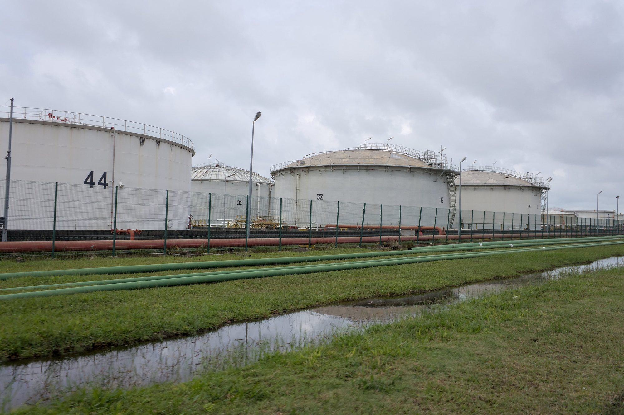 Omheind tankpark op een ruwe-olieterminal