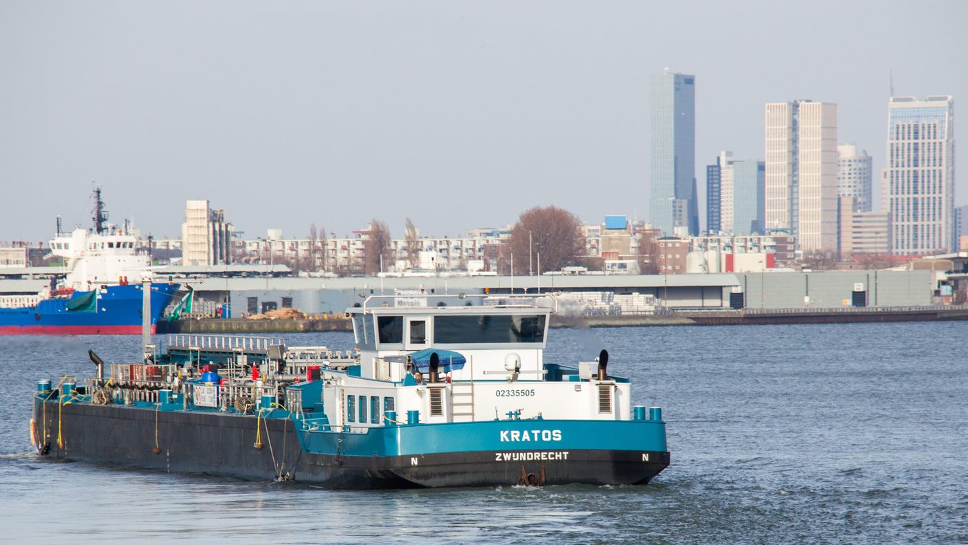 Binnenvaarttanker op de Nieuwe Maas in Rotterdam