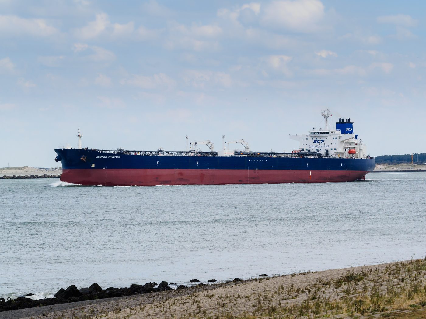 Olietanker vaart door de haveningang bij de Maasmond, Rotterdam