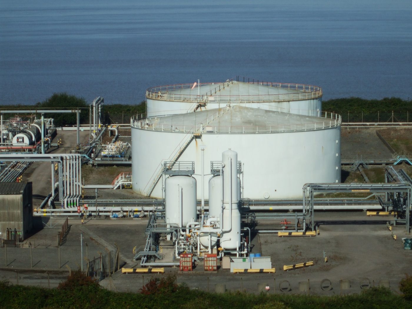 Opslagtanks en leidingwerk op een tankterminal